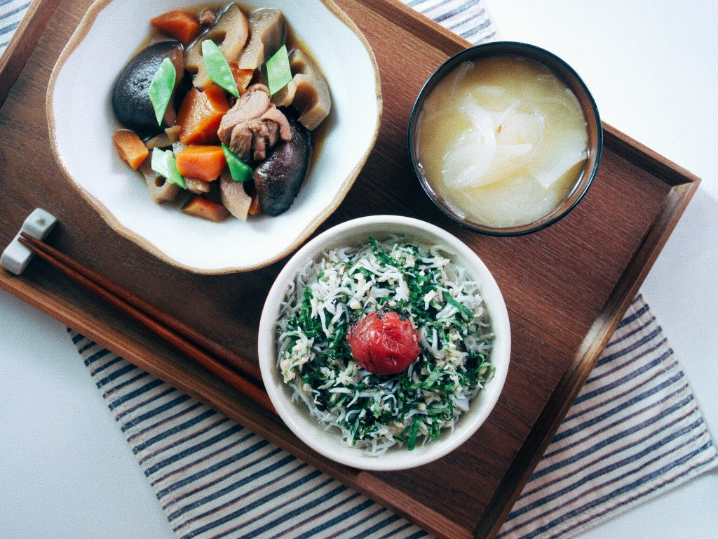 ごま油をきかせた、薬味たっぷり梅しらす丼の作り方。